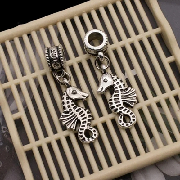 Seahorse and Hearts Necklace - Picture 7 of 11